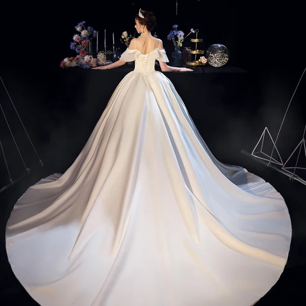Simple Ivoire Satin Robe De Mariée 2019 Robe Boule De l'épaule Bretelles Spaghetti Manches Courtes Dos Nu Chapel Train Volants