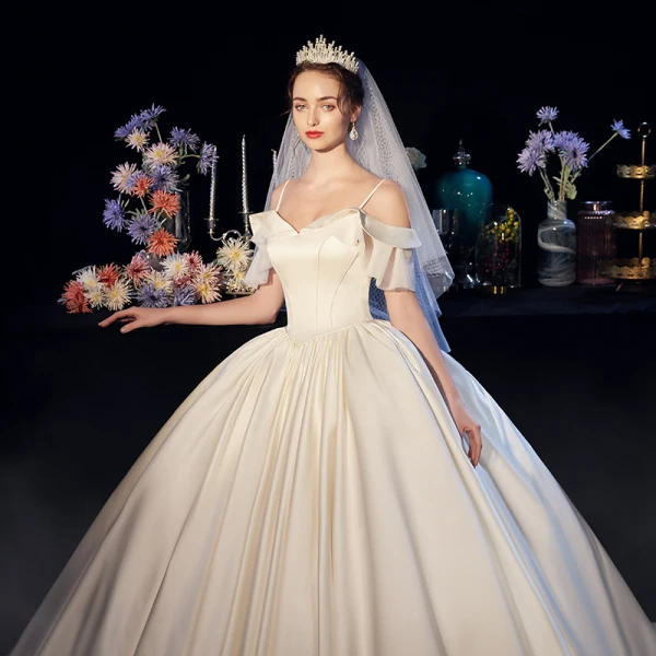Simple Ivoire Satin Robe De Mariée 2019 Robe Boule De l'épaule Bretelles Spaghetti Manches Courtes Dos Nu Chapel Train Volants