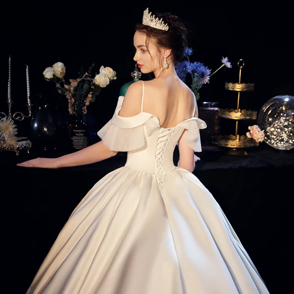Simple Ivoire Satin Robe De Mariée 2019 Robe Boule De l'épaule Bretelles Spaghetti Manches Courtes Dos Nu Chapel Train Volants