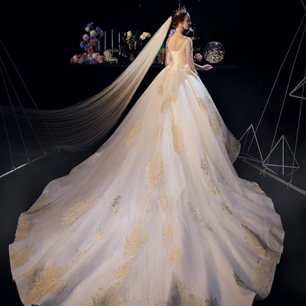 Luxe Champagne Transparentes Robe De Mariée 2019 Princesse Col v profond Manches Courtes Perlage Gland Dos Nu Appliques En Dentelle Cathedral Train Volants