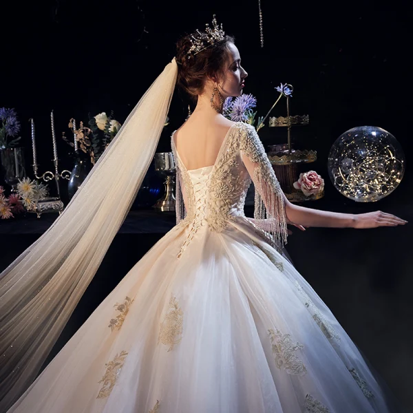 Luxe Champagne Transparentes Robe De Mariée 2019 Princesse Col v profond Manches Courtes Perlage Gland Dos Nu Appliques En Dentelle Cathedral Train Volants