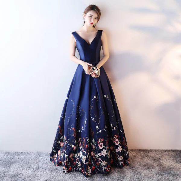 Chic / Belle Bleu Marine Fleur Robe De Bal 2017 Princesse V-Cou Sans Manches Impression Satin Longue Volants Dos Nu Robe De Ceremonie