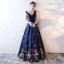 Chic / Belle Bleu Marine Fleur Robe De Bal 2017 Princesse V-Cou Sans Manches Impression Satin Longue Volants Dos Nu Robe De Ceremonie