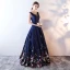 Chic / Belle Bleu Marine Fleur Robe De Bal 2017 Princesse V-Cou Sans Manches Impression Satin Longue Volants Dos Nu Robe De Ceremonie