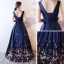 Chic / Belle Bleu Marine Fleur Robe De Bal 2017 Princesse V-Cou Sans Manches Impression Satin Longue Volants Dos Nu Robe De Ceremonie