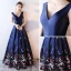 Chic / Belle Bleu Marine Fleur Robe De Bal 2017 Princesse V-Cou Sans Manches Impression Satin Longue Volants Dos Nu Robe De Ceremonie