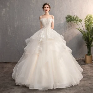 Abordable Champagne Jardin Extérieur Robe De Mariée 2019 Princesse De L Épaule Manches Courtes Dos Nu Appliques En Dentelle Perlage Perle Longue Volants