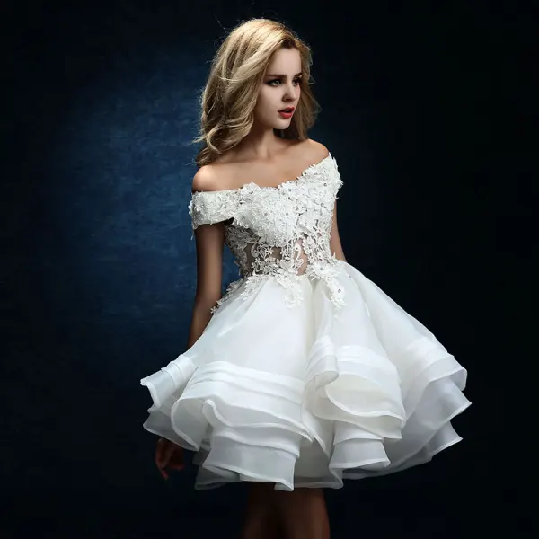 Abordable Blanche Organza Courte Robe De Mariée 2019 Princesse De l'épaule Manches Courtes Dos Nu Appliques Percé En Dentelle Faux Diamant Volants en Cascade