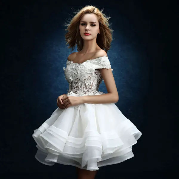 Abordable Blanche Organza Courte Robe De Mariée 2019 Princesse De l'épaule Manches Courtes Dos Nu Appliques Percé En Dentelle Faux Diamant Volants en Cascade