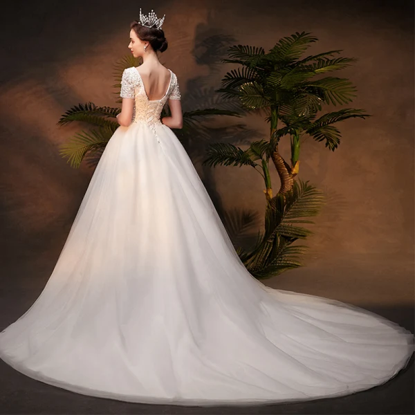 Élégant Ivoire Robe De Mariée 2019 Princesse Appliques Col v profond Manches Courtes Dos Nu En Dentelle Perlage Perle Paillettes Chapel Train Volants