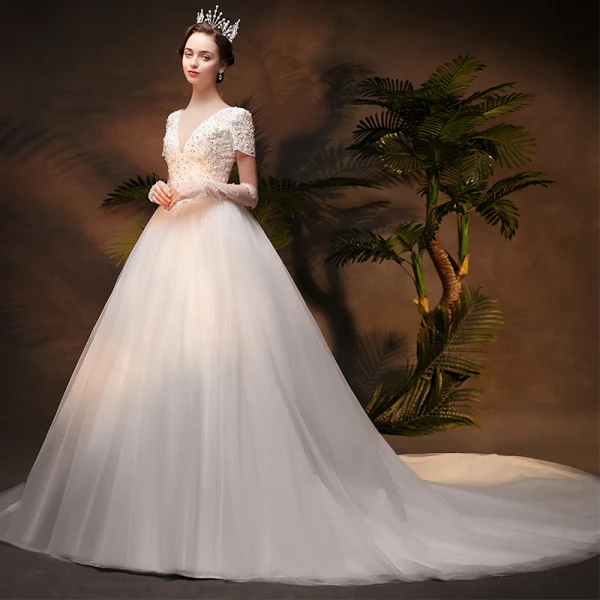 Élégant Ivoire Robe De Mariée 2019 Princesse Appliques Col v profond Manches Courtes Dos Nu En Dentelle Perlage Perle Paillettes Chapel Train Volants