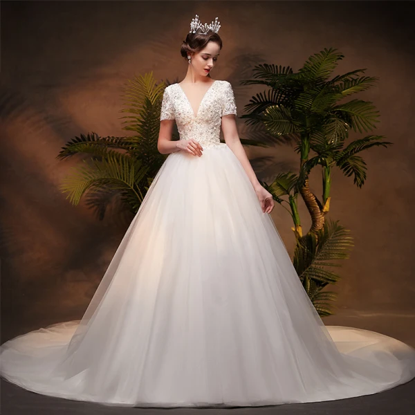 Élégant Ivoire Robe De Mariée 2019 Princesse Appliques Col v profond Manches Courtes Dos Nu En Dentelle Perlage Perle Paillettes Chapel Train Volants