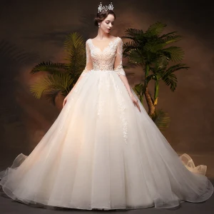 Illusion Elfenben Genomskinliga Bröllopsklänningar 2019 Prinsessa Fyrkantig Ringning 3 4 Ärm Halterneck Appliqués Pierced Spets Chapel Train Ruffle
