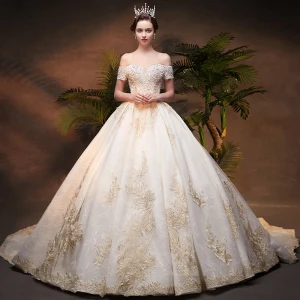 Lyx Champagne Bröllopsklänningar 2019 Balklänning Av Axeln Korta Ärm Halterneck Appliqués Spets Handgjort Beading Pärla Chapel Train Ruffle