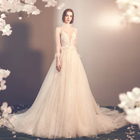 Elegante Champagner Durchsichtige Garten / Im Freien Brautkleider / Hochzeitskleider 2019 A Linie Stehkragen 3/4 Ärmel Applikationen Spitze Perlenstickerei Glanz Tülle Hof-Schleppe Rüschen