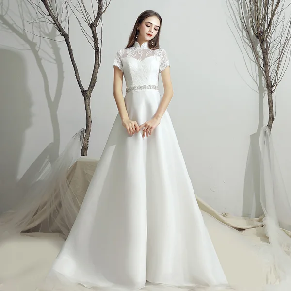 Classique Blanche Chiffon Jardin / Extérieur Robe De Mariée 2019 Princesse Transparentes Col Haut Manches Courtes Dos Nu Faux Diamant Ceinture Train De Balayage Volants