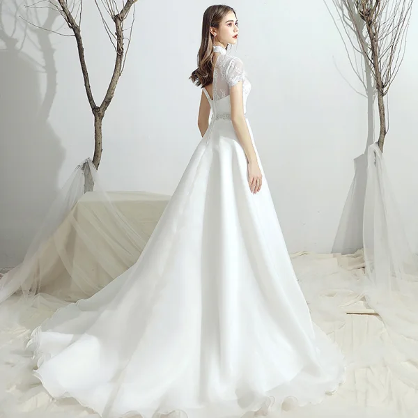 Classique Blanche Chiffon Jardin / Extérieur Robe De Mariée 2019 Princesse Transparentes Col Haut Manches Courtes Dos Nu Faux Diamant Ceinture Train De Balayage Volants