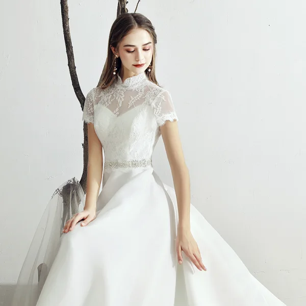 Classique Blanche Chiffon Jardin / Extérieur Robe De Mariée 2019 Princesse Transparentes Col Haut Manches Courtes Dos Nu Faux Diamant Ceinture Train De Balayage Volants