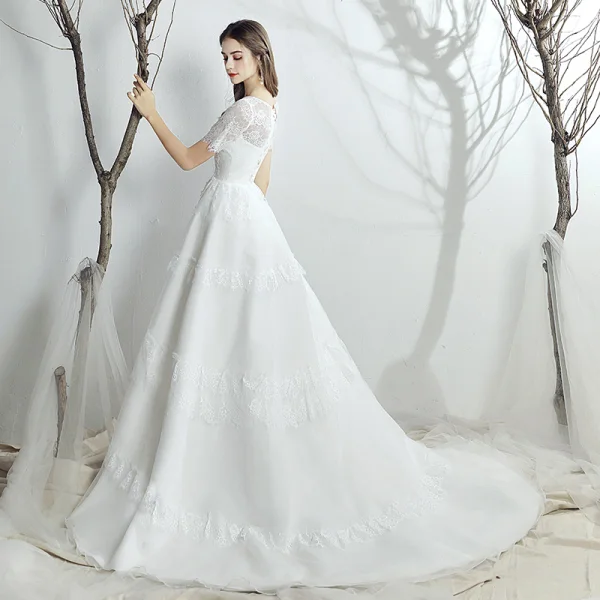 Chic Blanche Chiffon Jardin / Extérieur Robe De Mariée 2019 Princesse Encolure Dégagée Manches Courtes Dos Nu Appliques En Dentelle Train De Balayage Volants