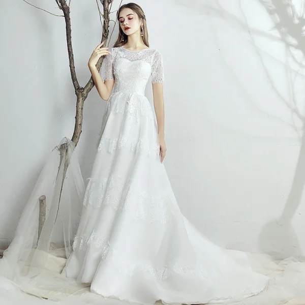 Chic Blanche Chiffon Jardin / Extérieur Robe De Mariée 2019 Princesse Encolure Dégagée Manches Courtes Dos Nu Appliques En Dentelle Train De Balayage Volants