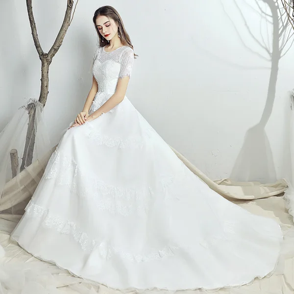 Chic Blanche Chiffon Jardin / Extérieur Robe De Mariée 2019 Princesse Encolure Dégagée Manches Courtes Dos Nu Appliques En Dentelle Train De Balayage Volants