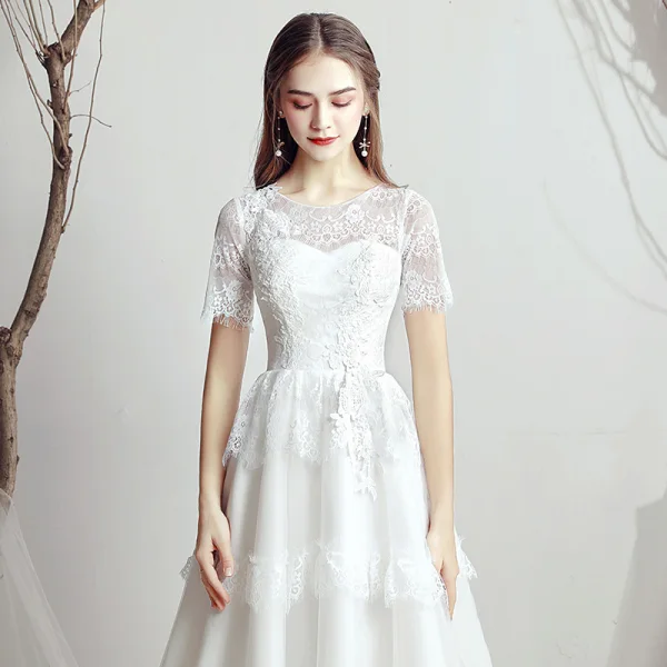 Chic Blanche Chiffon Jardin / Extérieur Robe De Mariée 2019 Princesse Encolure Dégagée Manches Courtes Dos Nu Appliques En Dentelle Train De Balayage Volants
