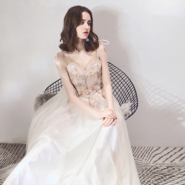 Charmant Champagne Robe De Soirée 2019 Princesse Bretelles Spaghetti Sans Manches Appliques En Dentelle Longue Volants Dos Nu Robe De Ceremonie