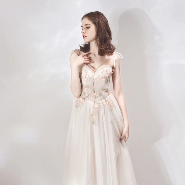 Charmant Champagne Robe De Soirée 2019 Princesse Bretelles Spaghetti Sans Manches Appliques En Dentelle Longue Volants Dos Nu Robe De Ceremonie