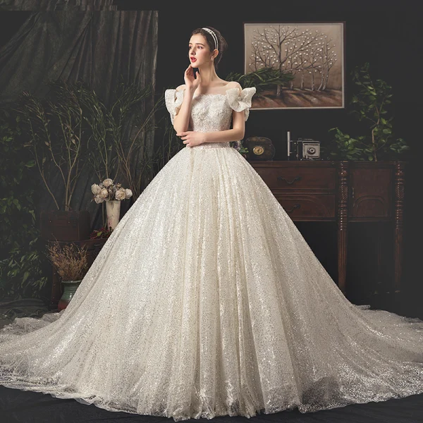 Bling Bling Ivory / Creme Durchsichtige Brautkleider / Hochzeitskleider 2019 A Linie Eckiger Ausschnitt Schleife Kurze Ärmel Rückenfreies Glanz Tülle Königliche Schleppe Rüschen