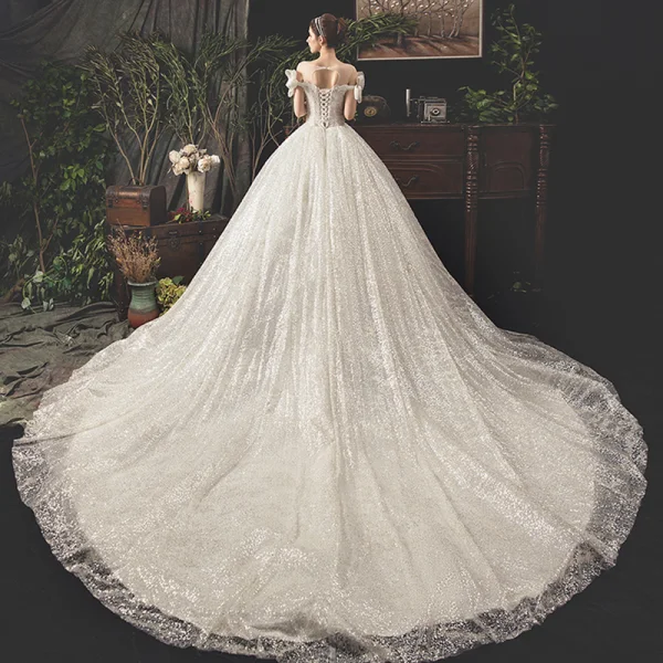 Bling Bling Ivory / Creme Durchsichtige Brautkleider / Hochzeitskleider 2019 A Linie Eckiger Ausschnitt Schleife Kurze Ärmel Rückenfreies Glanz Tülle Königliche Schleppe Rüschen