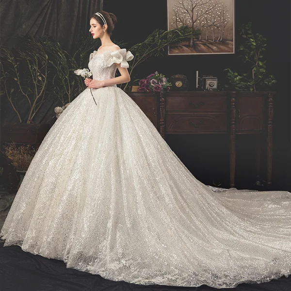Bling Bling Ivory / Creme Durchsichtige Brautkleider / Hochzeitskleider 2019 A Linie Eckiger Ausschnitt Schleife Kurze Ärmel Rückenfreies Glanz Tülle Königliche Schleppe Rüschen