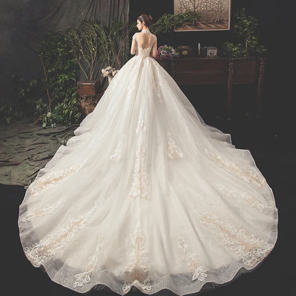 Vintage / Originale Champagne Robe De Mariée 2019 Princesse Transparentes Col v profond Manches Courtes Forme de coeur Dos Nu Appliques En Dentelle Perlage Glitter Tulle Cathedral Train Volants