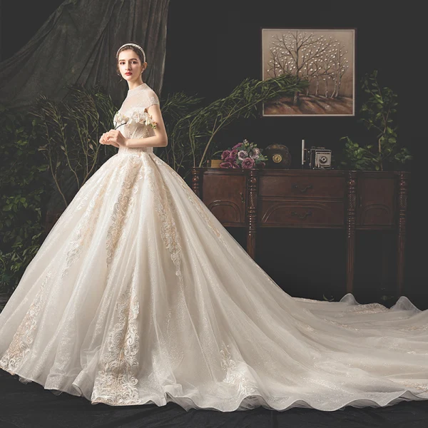 Vintage / Originale Champagne Robe De Mariée 2019 Princesse Transparentes Col v profond Manches Courtes Forme de coeur Dos Nu Appliques En Dentelle Perlage Glitter Tulle Cathedral Train Volants
