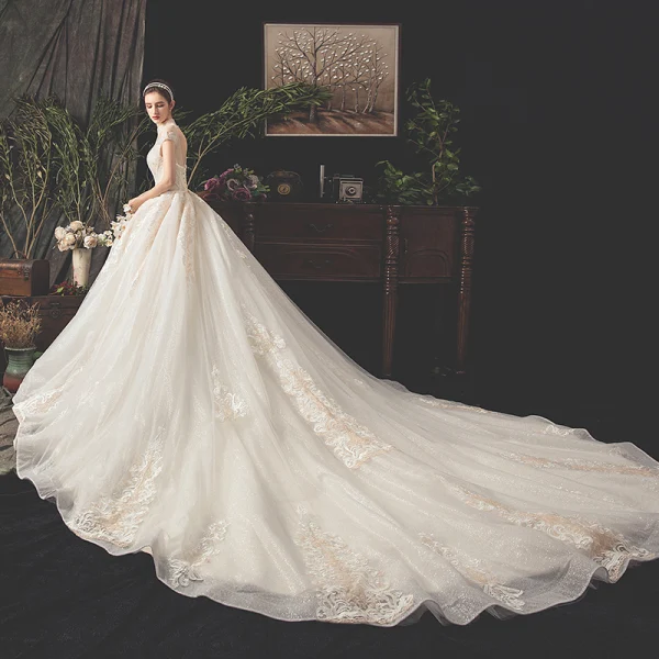 Vintage / Originale Champagne Robe De Mariée 2019 Princesse Transparentes Col v profond Manches Courtes Forme de coeur Dos Nu Appliques En Dentelle Perlage Glitter Tulle Cathedral Train Volants
