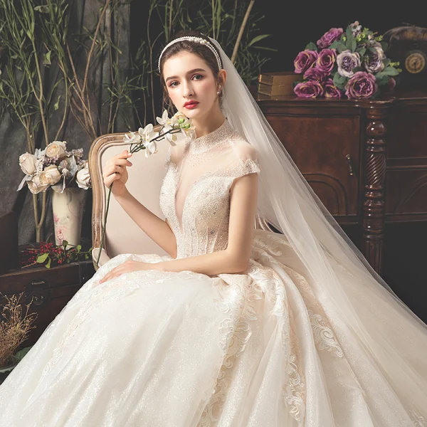 Vintage / Originale Champagne Robe De Mariée 2019 Princesse Transparentes Col v profond Manches Courtes Forme de coeur Dos Nu Appliques En Dentelle Perlage Glitter Tulle Cathedral Train Volants