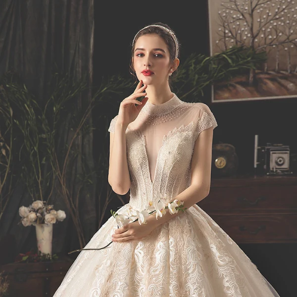 Vintage / Originale Champagne Robe De Mariée 2019 Princesse Transparentes Col v profond Manches Courtes Forme de coeur Dos Nu Appliques En Dentelle Perlage Glitter Tulle Cathedral Train Volants