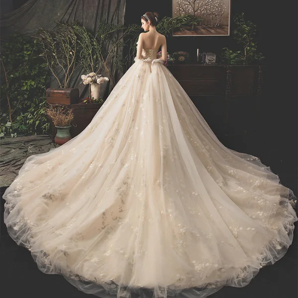 Stilig Champagne Brudekjoler 2019 Ballkjole Kjæreste Uten Ermer Ryggløse Appliques Blomst Rhinestone Beading Glitter Tyll Cathedral Train Buste