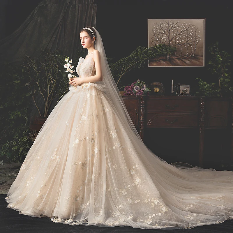 Stilig Champagne Brudekjoler 2019 Ballkjole Kjæreste Uten Ermer Ryggløse Appliques Blomst Rhinestone Beading Glitter Tyll Cathedral Train Buste