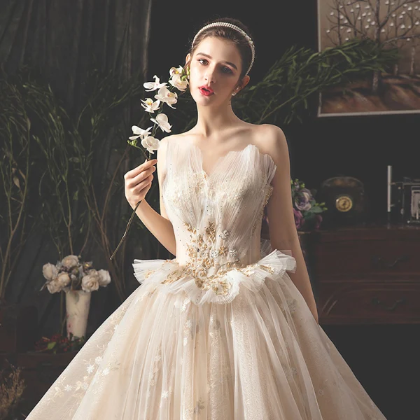 Stilig Champagne Brudekjoler 2019 Ballkjole Kjæreste Uten Ermer Ryggløse Appliques Blomst Rhinestone Beading Glitter Tyll Cathedral Train Buste