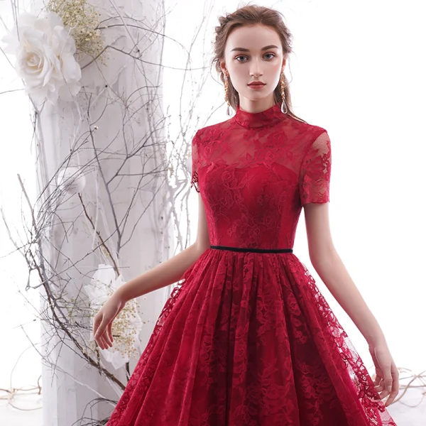 Vintage / Originale Bordeaux Dentelle de retour Robe De Graduation 2019 Princesse Col Haut Manches Courtes Ceinture Thé Longueur Volants Robe De Ceremonie