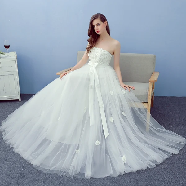 Abordable Ivoire Plage Robe De Mariée 2019 Princesse Bustier Sans Manches Dos Nu Appliques En Dentelle Fleur Perle Noeud Ceinture Longue Volants