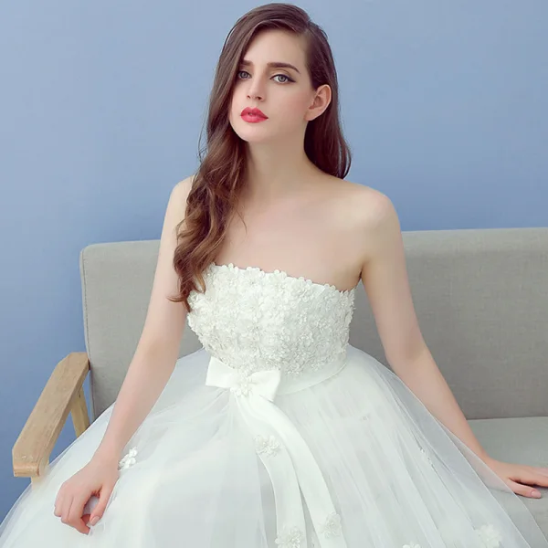 Abordable Ivoire Plage Robe De Mariée 2019 Princesse Bustier Sans Manches Dos Nu Appliques En Dentelle Fleur Perle Noeud Ceinture Longue Volants