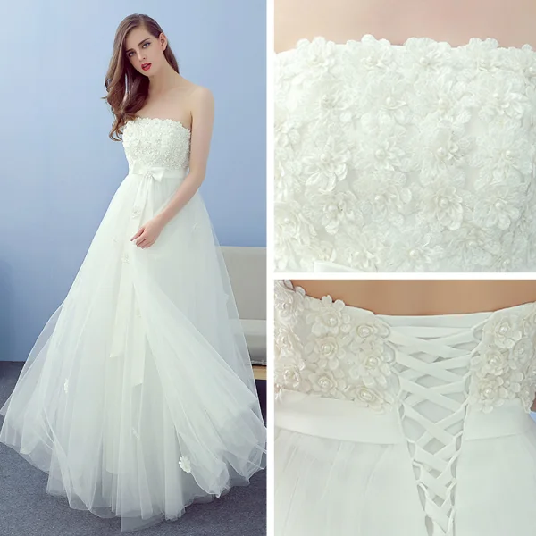 Abordable Ivoire Plage Robe De Mariée 2019 Princesse Bustier Sans Manches Dos Nu Appliques En Dentelle Fleur Perle Noeud Ceinture Longue Volants
