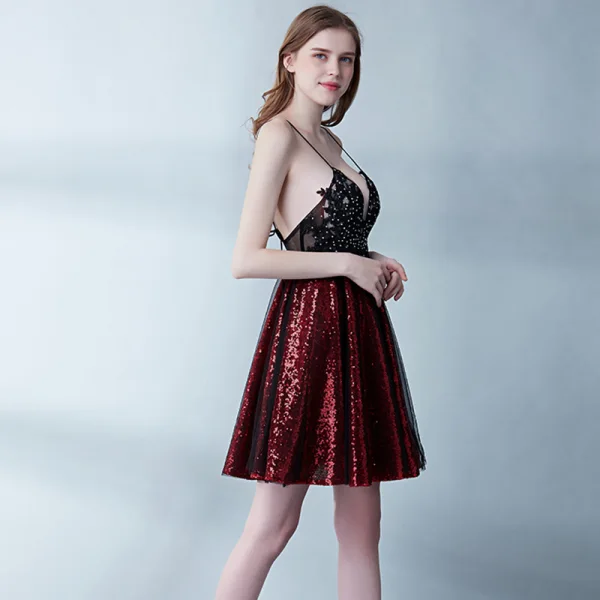 Sexy Bordeaux Robe De Cocktail 2019 Princesse Bretelles Spaghetti Sans Manches Appliques En Dentelle Faux Diamant Glitter Paillettes Courte Volants Dos Nu Robe De Ceremonie