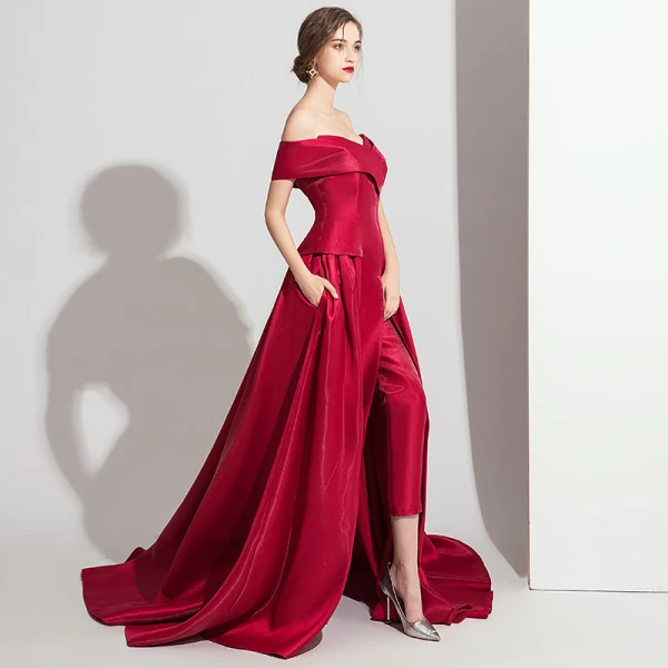 Schlicht Burgunderrot Satin Overall 2019 Off Shoulder Kurze Ärmel Sweep / Pinsel Zug Rückenfreies Abendkleider