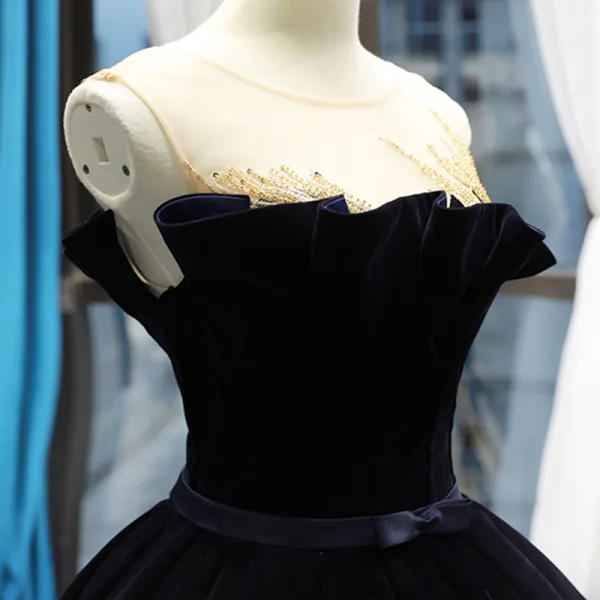 Luxe Bleu Marine Daim Transparentes Robe De Bal 2019 Robe Boule Encolure Dégagée Sans Manches Doré Appliques En Dentelle Perlage Noeud Ceinture