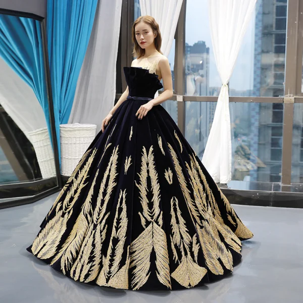 Luxe Bleu Marine Daim Transparentes Robe De Bal 2019 Robe Boule Encolure Dégagée Sans Manches Doré Appliques En Dentelle Perlage Noeud Ceinture