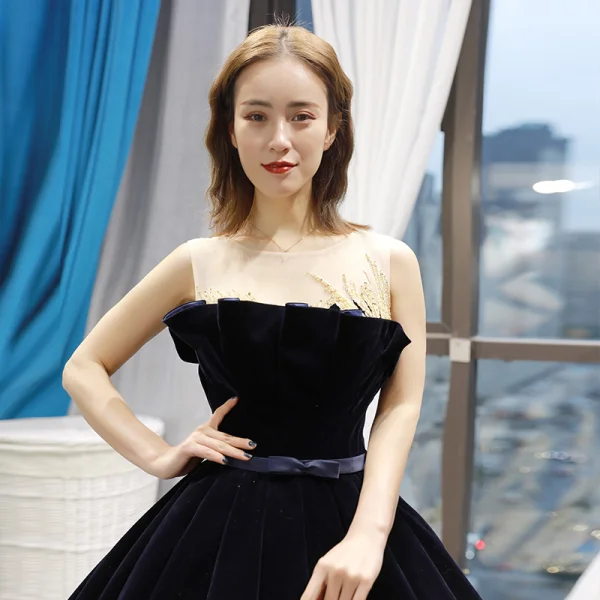 Luxe Bleu Marine Daim Transparentes Robe De Bal 2019 Robe Boule Encolure Dégagée Sans Manches Doré Appliques En Dentelle Perlage Noeud Ceinture