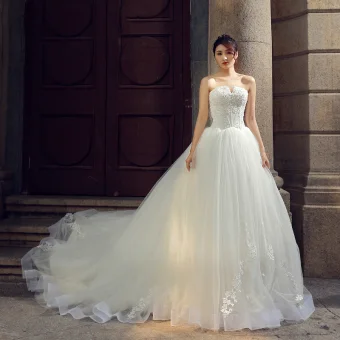 Elegante Ivoor Trouwjurken 2019 Baljurk Strapless Mouwloos Ruglooze Appliques Kant Pailletten Chapel Train Ruche