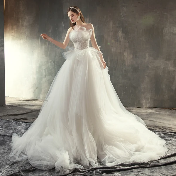 Edles Brautkleider / Hochzeitskleider 2019 Prinzessin Bandeau Ärmellos Rückenfreies Applikationen Spitze Kathedrale Schleppe Rüschen Champagner Ivory / Creme